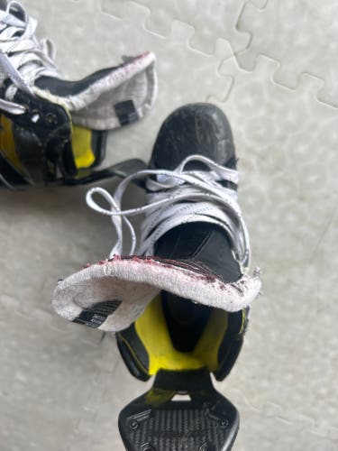 Used Intermediate Bauer Regular Width  6.5 Supreme 3S Pro Hockey Skates