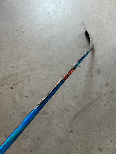 Used Junior Bauer Right Handed 40 Flex P28 Pro Stock Nexus Sync Hockey Stick