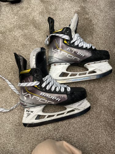 Used Custom Intermediate Bauer Regular Width 6.5 Vapor Hyperlite 2 Hockey Skates