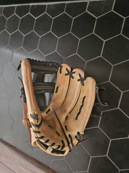Used 2022 Right Hand Throw Infield Igniter Baseball Glove 11.5"