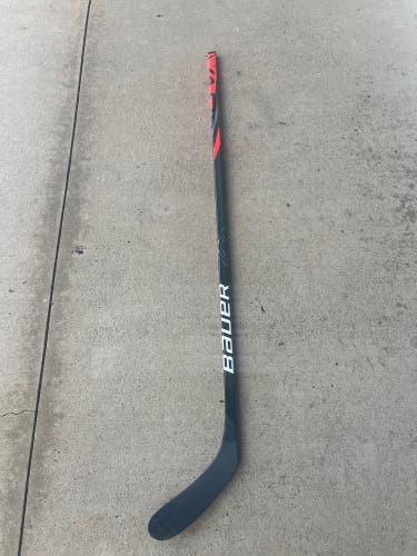 New Senior Bauer Right Handed 77 Flex P28 Pro Stock Vapor x Team Hockey Stick