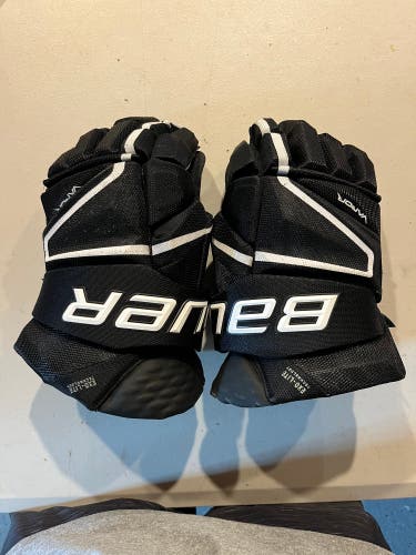 Bauer Vapor Hyperlite Gloves 14” Senior Black & White
