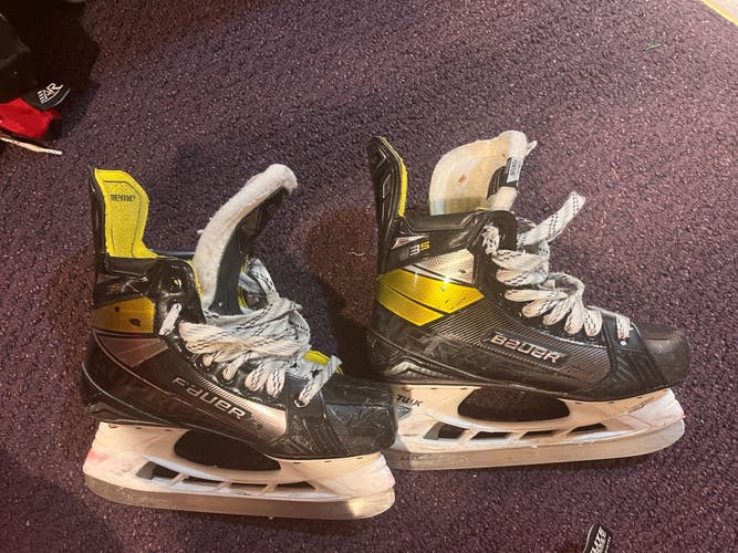 Used Intermediate Bauer Supreme 3S Hockey Skates Regular Width Size 5.5