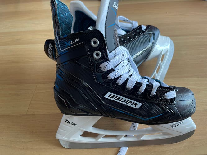 Bauer XLP hockey skates size Junior 4 New