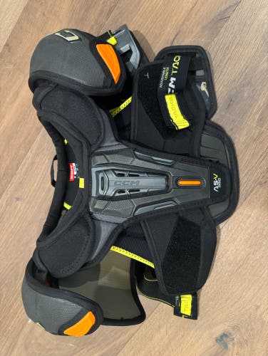 New Medium CCM Tacks AS-V Pro Shoulder Pads