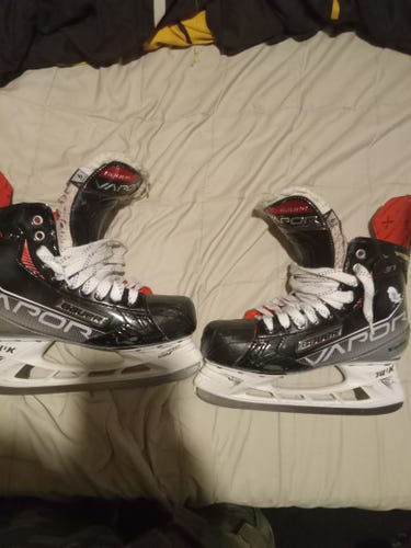 Used Senior Bauer Vapor X3.7 Hockey Skates Regular Width 9