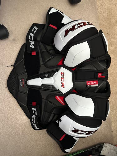 CCM FT4 Pro Shoulder Pads Sr med