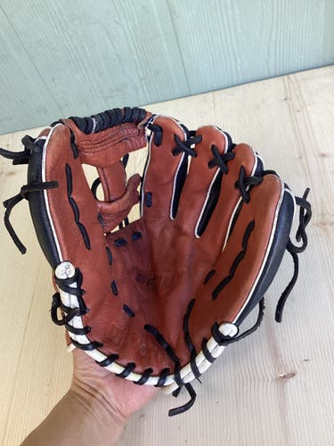 Brown Used Wilson A500 Right Hand Throw Infield Baseball Glove 11.5"