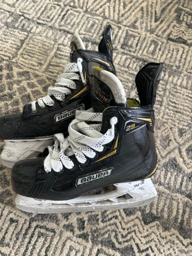 Used Intermediate Bauer Regular Width Size 5.5 Supreme 2S Hockey Skates