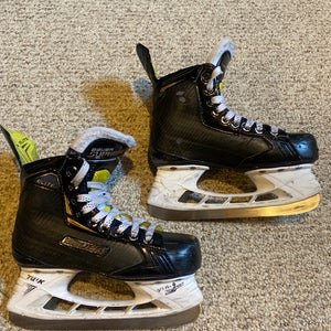 Used Junior Bauer Extra Wide Width  Size 2.5 Supreme Elite Hockey Skates