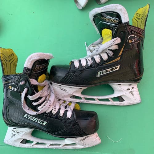 Used Intermediate Bauer Supreme S29 Hockey Skates | Size 4