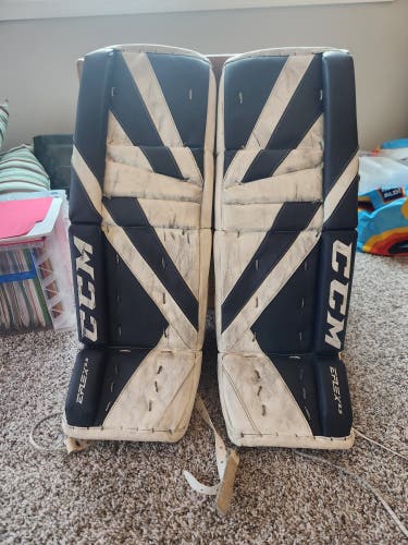 Used 28" CCM Extreme Flex 5.5 Goalie Leg Pads