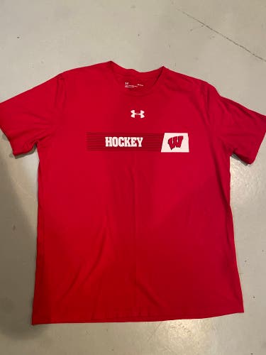 New Wisconsin Hockey Under Armour T-Shirt Men’s Large