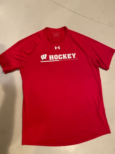 New Wisconsin Hockey Team Issued Under Armour TECH TEE Training Shirt Men’s Large