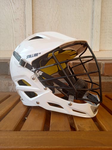 Used STX Stallion 100 Youth Lacrosse White Helmet Size Medium/Large