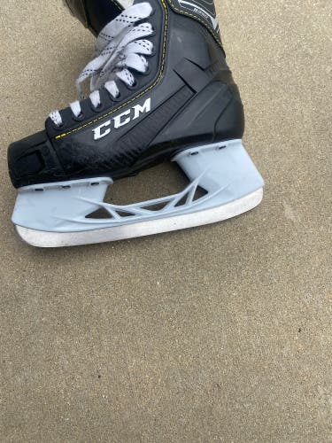 Used Junior CCM Size 2 Super Tacks Hockey Skates