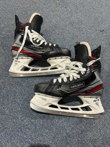 Lightly Used Senior Bauer Wide Width Pro Stock 8 Vapor 2X Pro Hockey Skates