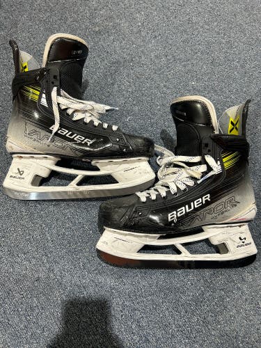 Lightly Used Senior Bauer Regular Width Pro Stock Compher 9 Vapor Hyperlite 2 Hockey Skates