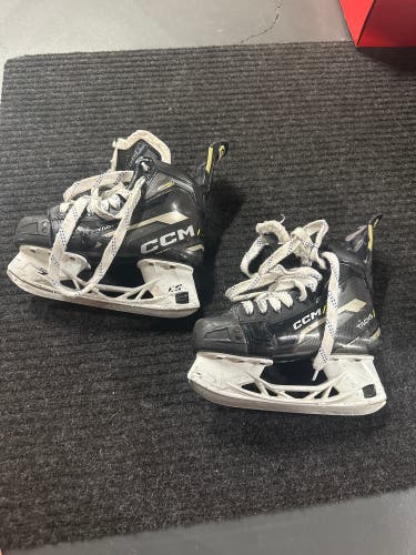 Used Junior CCM Regular Width Size 4.5 AS-580 Hockey Skates