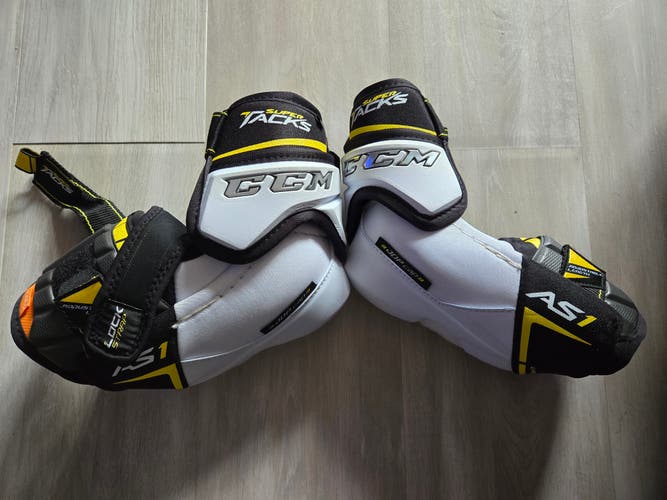 New Senior Medium CCM Super Tacks AS1 Elbow Pads