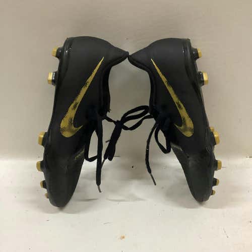 Used Nike Junior 02.5 Cleat Soccer Outdoor Cleats