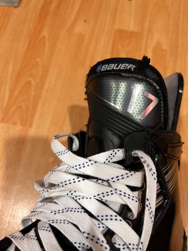 Used Bauer Regular Width   7.5 Vapor Hyperlite 2 Hockey Skates