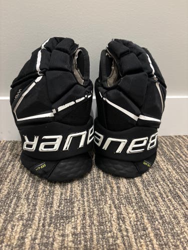 Bauer Vapor HyperLite hockey gloves, Size 14'  Black/White