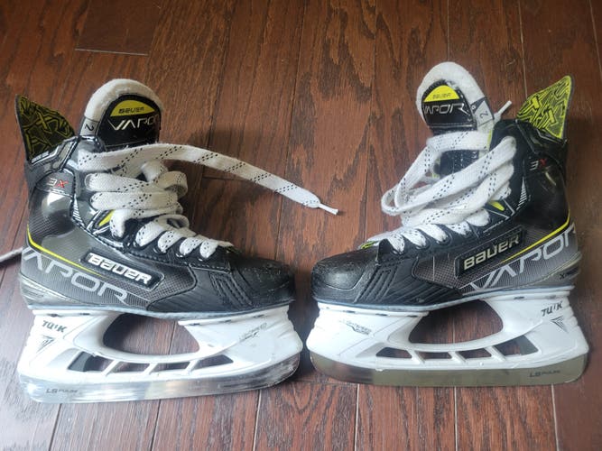 Used Junior Bauer Vapor 3X Hockey Skates Regular Width Size 2 with pulse steel and quad profile