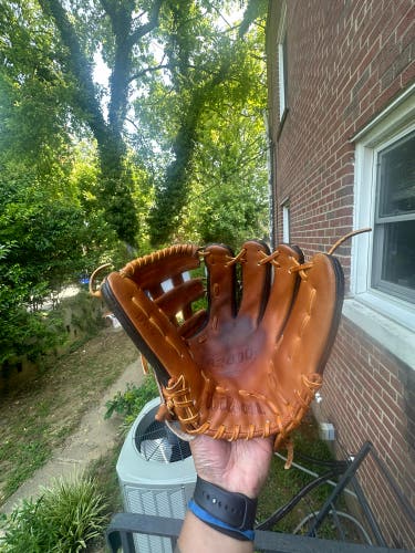 Wilson A2000 DW5 12” Baseball Glove