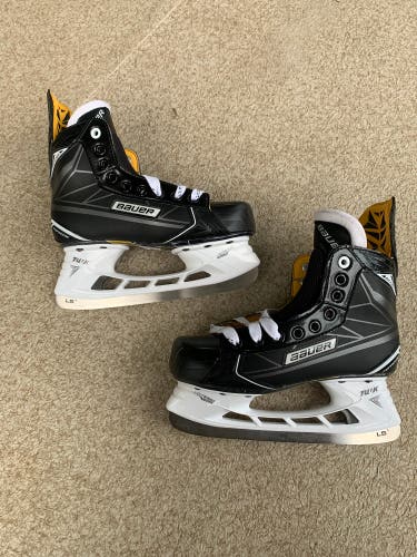 New Intermediate Bauer SUPREME ACCEL Hockey Skates Extra Wide Width Size 4.5