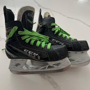 CCM 9050 Jr skates