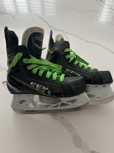 CCM 9050 Jr skates