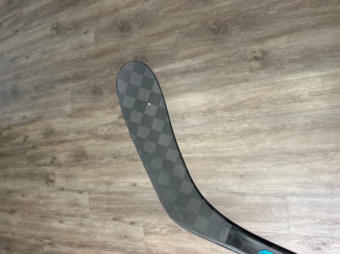 New Senior Bauer Right Handed P28 Nexus Sync Hockey Stick