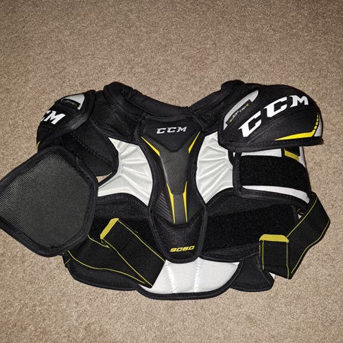 Used Small Junior CCM Tacks 9060 Shoulder Pads