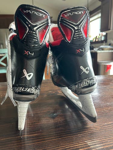 Used Intermediate Bauer Vapor X4 Hockey Skates Regular Width Size 5