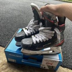 Used Intermediate Bauer Vapor 2X Hockey Skates Regular Width Size 4.5