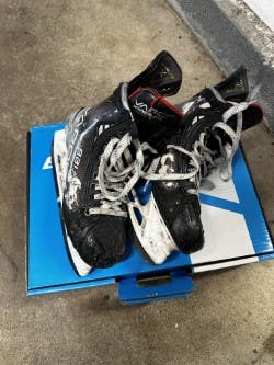 Used Intermediate Bauer Vapor Hyperlite Hockey Skates Regular Width Size 5.5