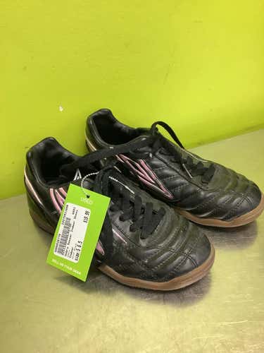 Used Umbro Senior 6.5 Indoor Soccer Indoor Cleats