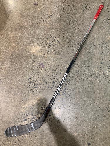 Used Youth Bauer Vapor Hyperlite Hockey Stick Right Handed P28