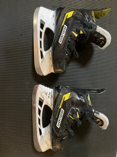 Used Junior Bauer Regular Width Size 2 Supreme M4 Hockey Skates