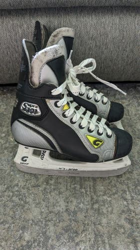 Used Junior Graf Supra 301 Hockey Skates Regular Width Size 3