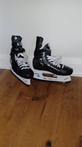 New Senior True SVH Hockey Skates Regular Width 9.5