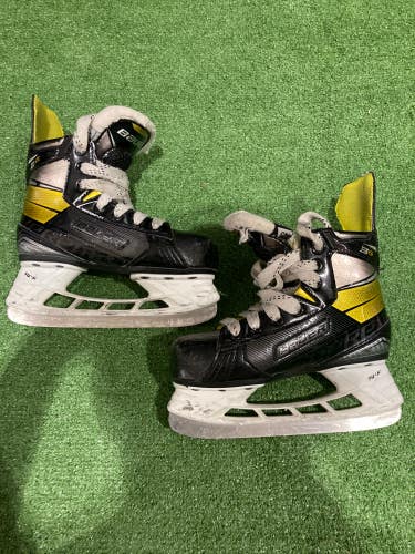 Used Youth Bauer Supreme 3S Hockey Skates Regular Width 13