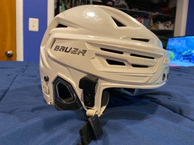 Used Medium Bauer Re-Akt 150 Helmet