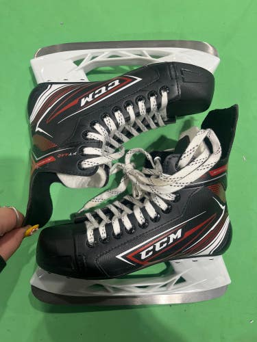 Used Intermediate CCM JetSpeed FT440 Hockey Skates Regular Width Size 5