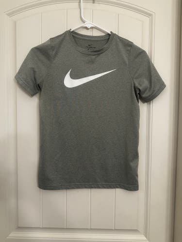 Nike boys/youth/unisex gray tee shirt. Size medium