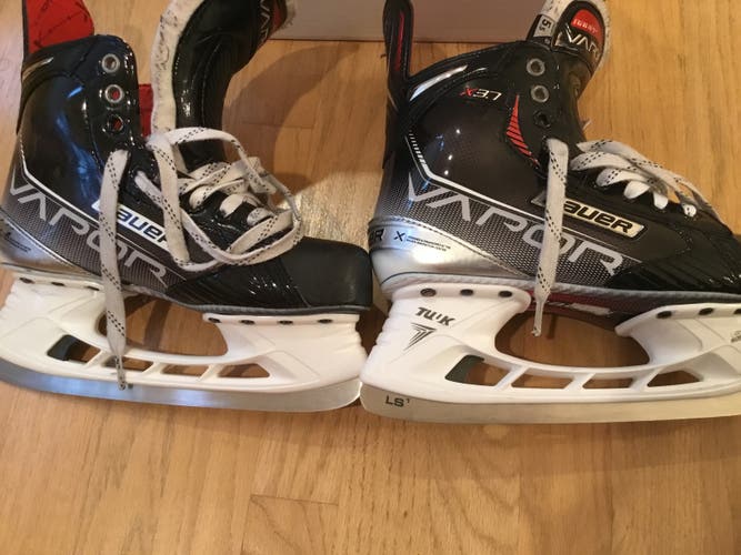 Used Intermediate Bauer Vapor X3.7 Hockey Skates Regular Width Size 5.5