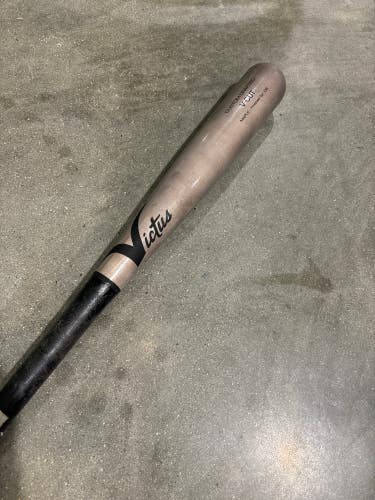 Gray Used Victus V-Cut Bat Maple 33"