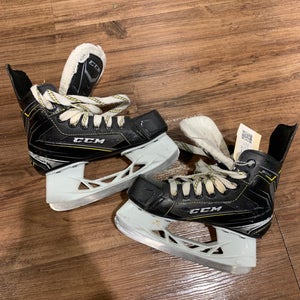 CCM Tacks 9050 Hockey Skates Regular Width | Junior 1.5