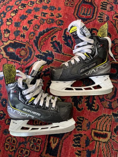 Used Youth Bauer Regular Width 11 Vapor 3X Hockey Skates